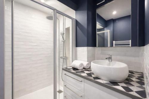 Champs-Elysées - Prestige apartment with lift avenue Matignon - image 9