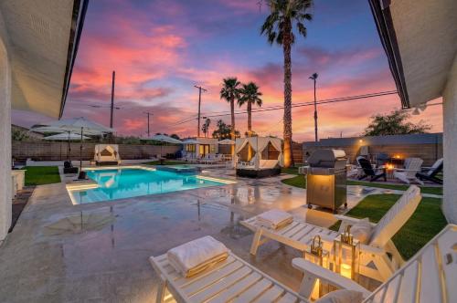 Vegas Luxury Retreat - Private Estate with Pool, Spa, Mini Golf, Pickleball Court, Las Vegas