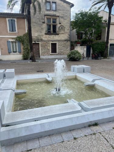 La maison sur la place dans Aigues Mortes – khách sạn tại Aigues Mortes