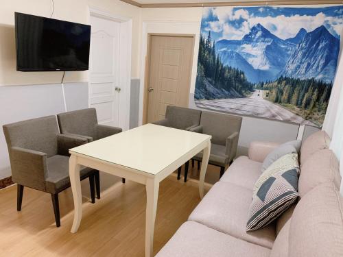 10, near hongik univ, 2 shower rooms, big house