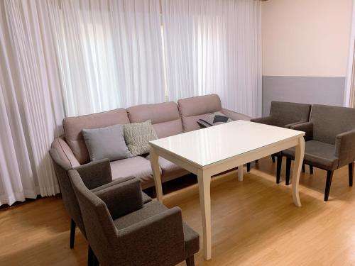 10, near hongik univ, 2 shower rooms, big house