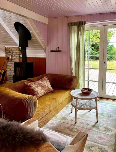 Viesnīcas āriene, Colorful Summerhouse Close To The Sea in Askø