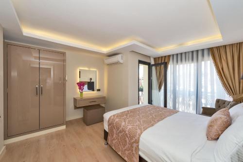 1 queen bed, 2 twin beds