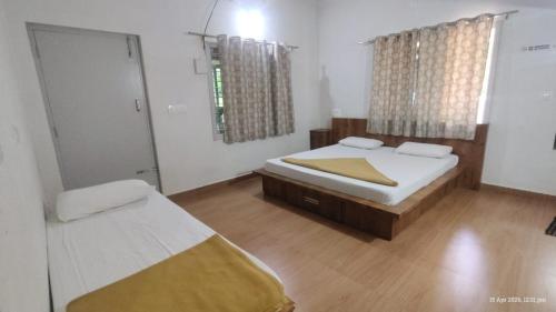2 queen beds, 1 twin bed