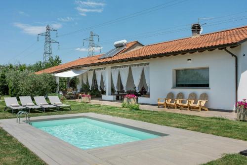 Renovated Barn Among Vineyards Near Arezzo