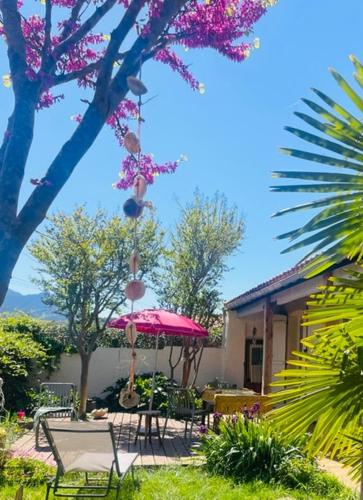 Charmante maison avec jardin et terrasse – khách sạn tại Reynes