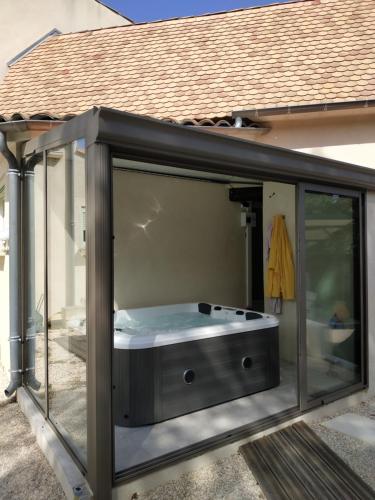 VILLA 30MN MER, CLASSE, CALME, TOTALE INTIMITE, PISCINE, HAMMAM & JACUZZI 8 Pers in Beaulieu (Languedoc-Roussillon)