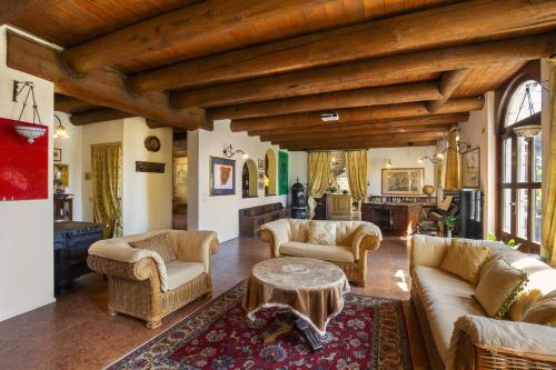 Villa Terrarossa with Pool in the Vineyard in Mezzane Di Sotto