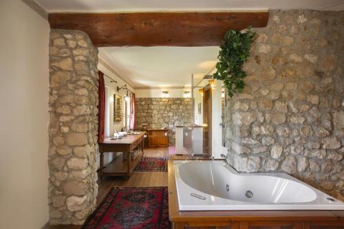 Villa Terrarossa with Pool in the Vineyard in Mezzane Di Sotto