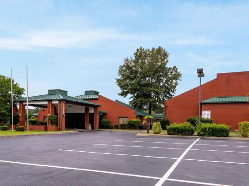 Studios and Suites 4 Less Emporia - image 16