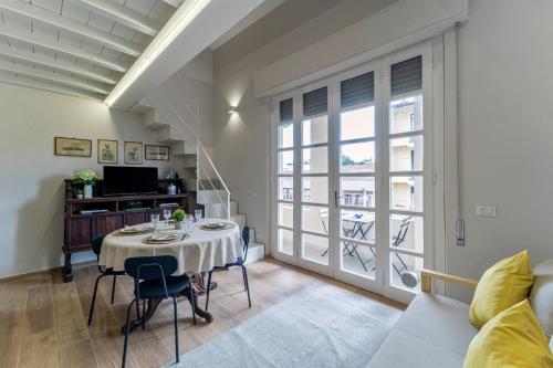 UNYCA- Bright apartment with balcony Florence