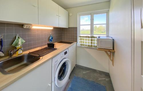 Kitchen, 1 Bedroom Gorgeous Home In Kopingsvik in Palmelund
