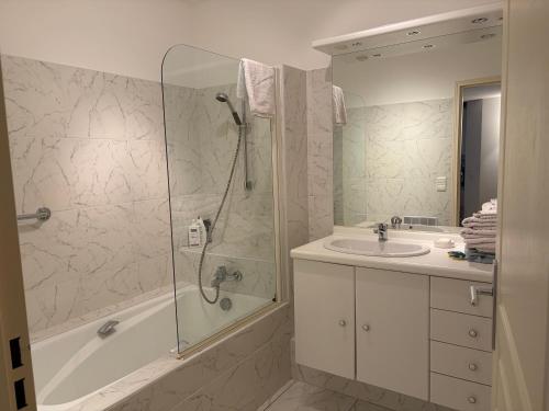 Appartement T2 dans luxueuse villa St Raphael proche des Golfs in Vallon de Coste