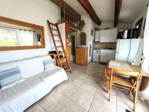 Villa T2 climatisée avec terrasse dans la pinède - FR-1-607-87
