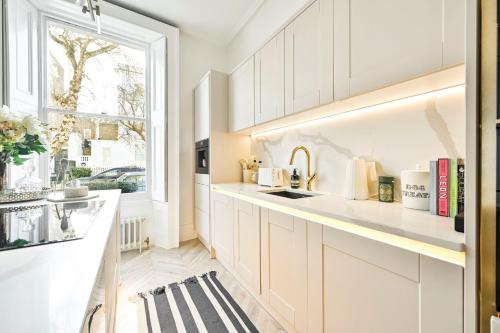 2 Bed Chelsea Townhouse Sleeps 5 - Pet Friendly - image 10