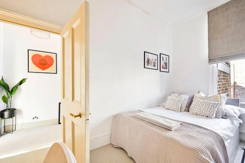 2 Bed Chelsea Townhouse Sleeps 5 - Pet Friendly - image 5