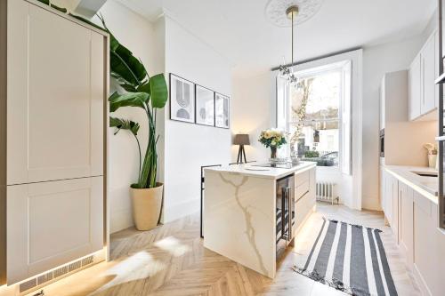 2 Bed Chelsea Townhouse Sleeps 5 - Pet Friendly - image 13
