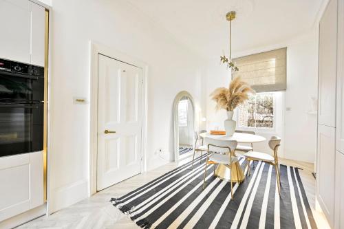2 Bed Chelsea Townhouse Sleeps 5 - Pet Friendly - image 4