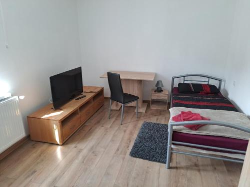Voll ausgestattete Monteur- Ferienwohnung direkt an der Raffinerie Leuna in einer Villa mit kleinem  in Mersebourg