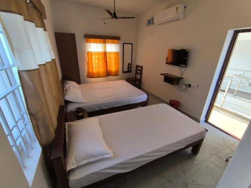 1 double bed, 1 twin bed