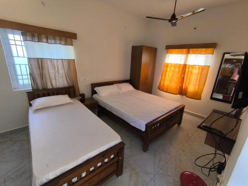 1 double bed, 1 twin bed