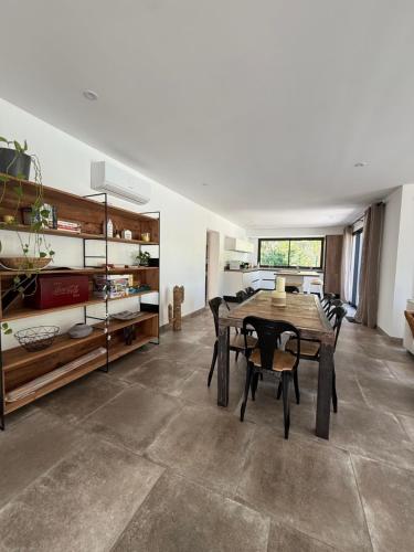 virtuve, Villa avec Piscine et Spa in Salles-d'Aude