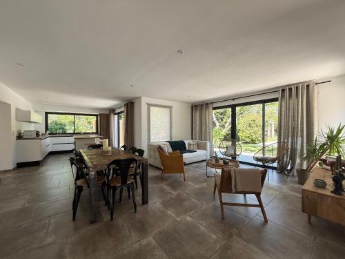 virtuve, Villa avec Piscine et Spa in Salles-d'Aude