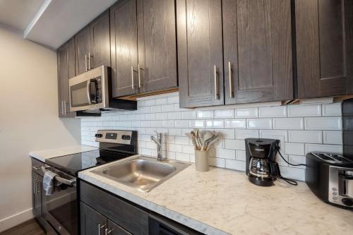 Modern Indy Studio Near Downtown & Mass Ave Escape - image 5
