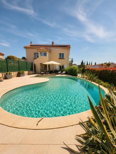 Bas de villa Lola avec piscine