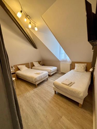 3 twin beds