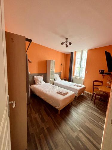 2 twin beds
