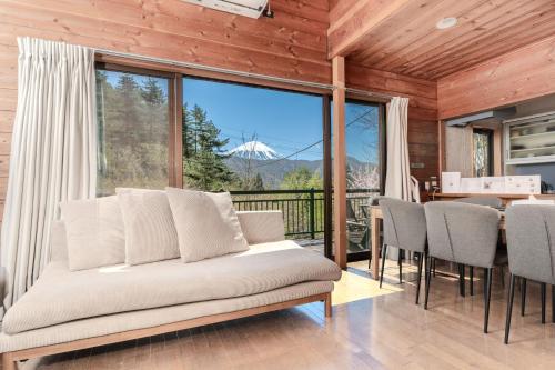 Hotel Lake England 富士山が見える隠れ家ヴィラ – khách sạn tại Hồ Saiko
