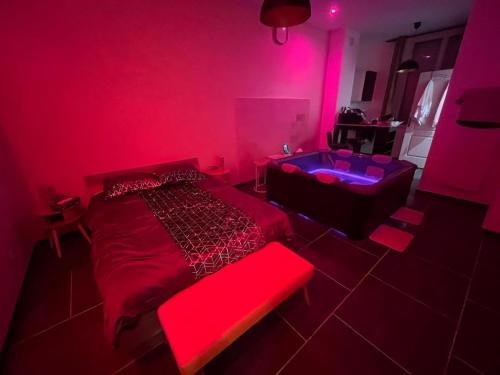 bubbelbad, Cozy Studio with Private Jacuzzi, Modern Comfort in Douai