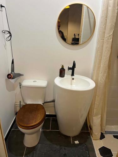 Cozy Studio with Private Jacuzzi, Modern Comfort in Douai