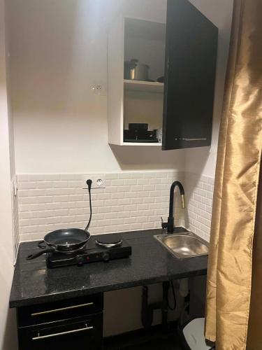 Cozy Studio with Private Jacuzzi, Modern Comfort in Douai