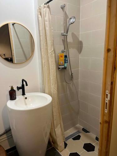 Cozy Studio with Private Jacuzzi, Modern Comfort in Douai