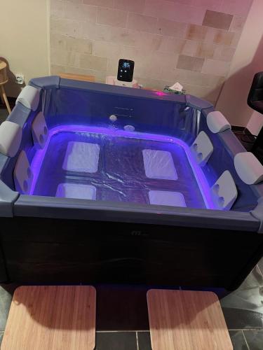 bubbelbad, Cozy Studio with Private Jacuzzi, Modern Comfort in Douai