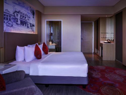 GRAND MERCURE BANDUNG SETIABUDI Room Type - Deluxe Queen Room - Pool Side