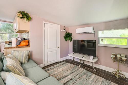 2 Mi to Public Pool! Cozy Naples Cottage w/ Patio in Lely Resort
