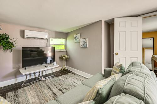 2 Mi to Public Pool! Cozy Naples Cottage w/ Patio in Lely Resort