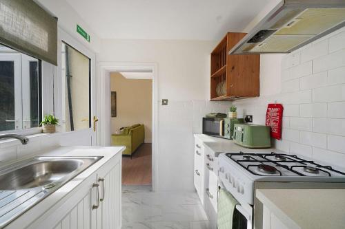 Kitchen, Elegant 4BR Luxury Residence on Houghton Street in Hartlepool