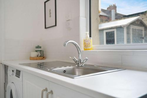 Kitchen, Elegant 4BR Luxury Residence on Houghton Street in Hartlepool