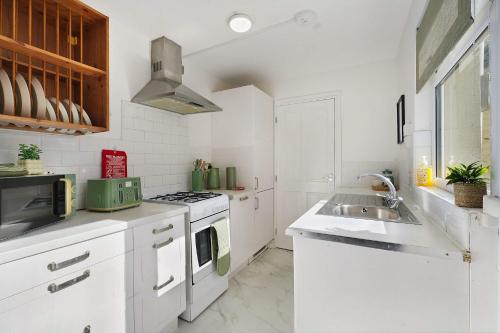 Kitchen, Elegant 4BR Luxury Residence on Houghton Street in Hartlepool