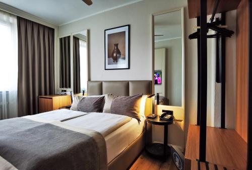room detail thumbnail 1