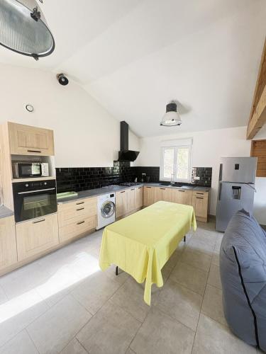 Gîte Tilleul Acacia 21 Personnes (Gite Tilleul Acacia 21 Personnes) in Genissieux (Rhone-Alpes)