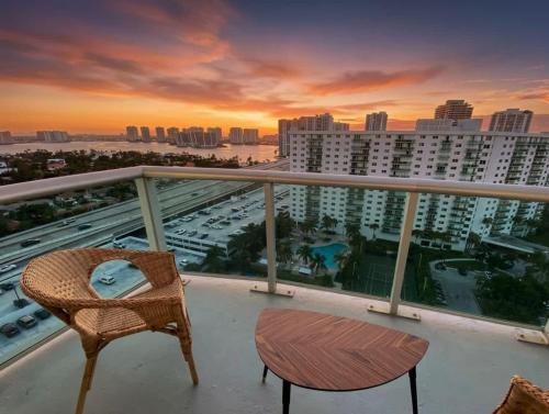 Zen Vacation Rentals Modern Penthouse Across Ocean – khách sạn tại Golden Beach
