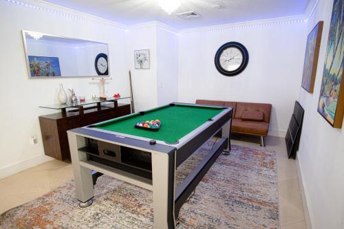 Spacious 5-Bedroom House with Pool in North Miami in North Miami Beach