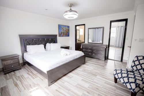 Spacious 5-Bedroom House with Pool in North Miami in North Miami Beach