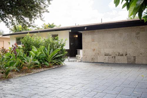 Spacious 5-Bedroom House with Pool in North Miami in North Miami Beach