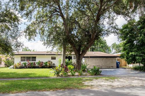 Spacious 5-Bedroom House with Pool in North Miami in North Miami Beach